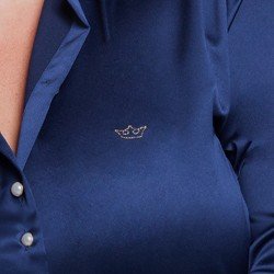 detalhe camisa plus size cetim jussara logo