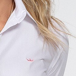camisa maquinetada branca com botoes de cristal diane detalhe tecido