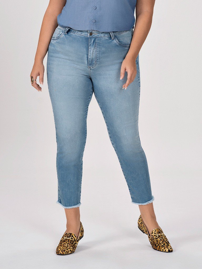 Calça Jeans com Barra Desfiada