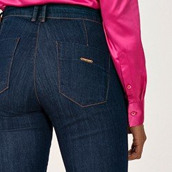 calca jeans modelo alfaiataria flare cintura media eleine mini costas detalhe