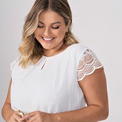 blusa plus size off white mangas rendadas halle frente detalhe mini