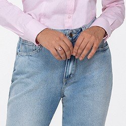 calca jeans modelo mom evelize frente detalh mini