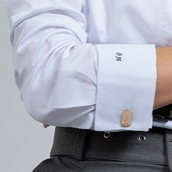camisa branca monograma com bordado no punho mini
