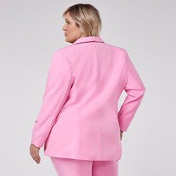 blazer feminino plus size de alfaiataria rosa com martingale taeme mini