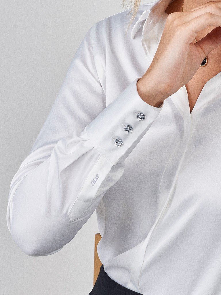 camisa feminina monograma branca jacy detalhes bordado