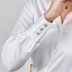 camisa feminina monograma branca jacy detalhes bordado pequeno