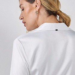 camisa feminina monograma branca jacy detalhes placa costas pequeno