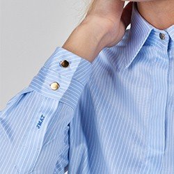 camisa feminina listrada azul branca joice look detalhes pequeno