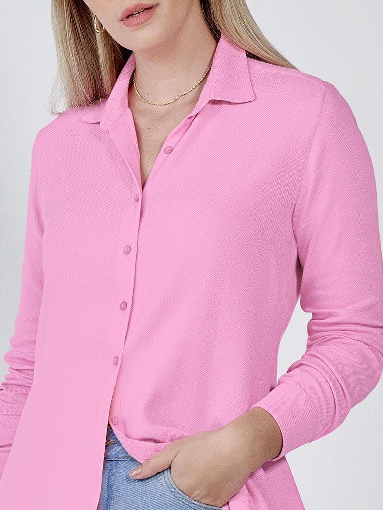camisa alongada rosa detalhes