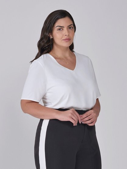 blusa corte v off white plus size capa