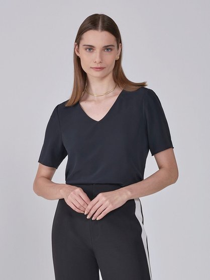 blusa decote v preto nilda capa