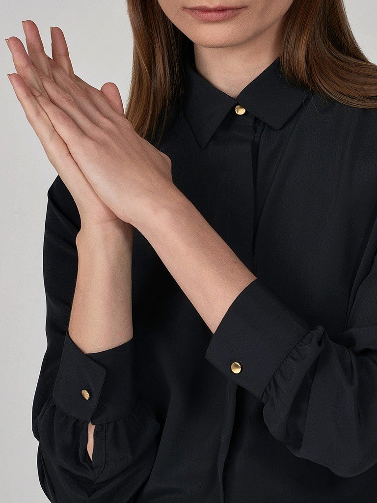 camisa preta crepe naomi capa detalhes2