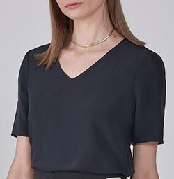 blusa decote v preto nilda pequeno detalhe