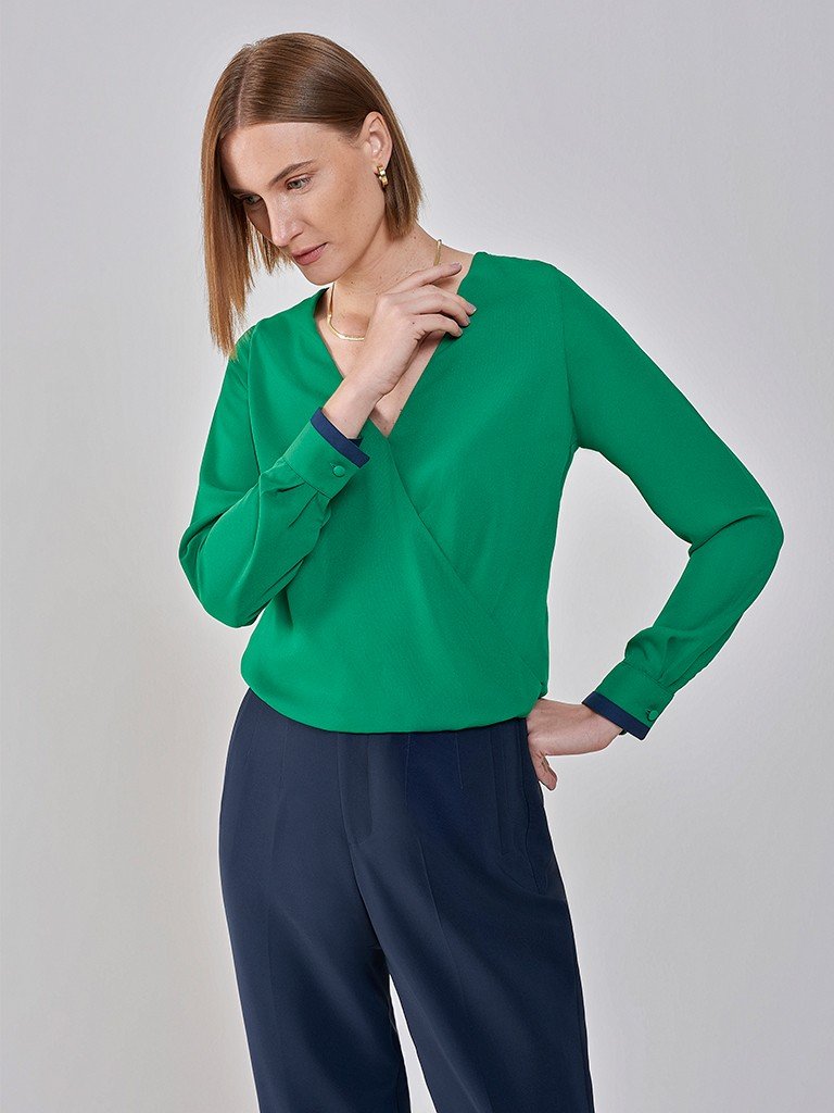blusa verde transpassada emma capa