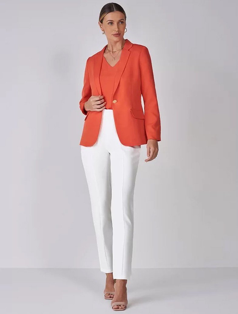 blazer de alfaiataria laranja com botao unico combinado com calca reta de alfaiataria off white