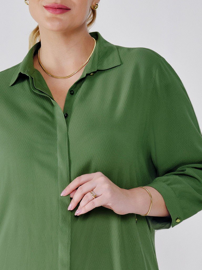 chemise verde chevron detalhes