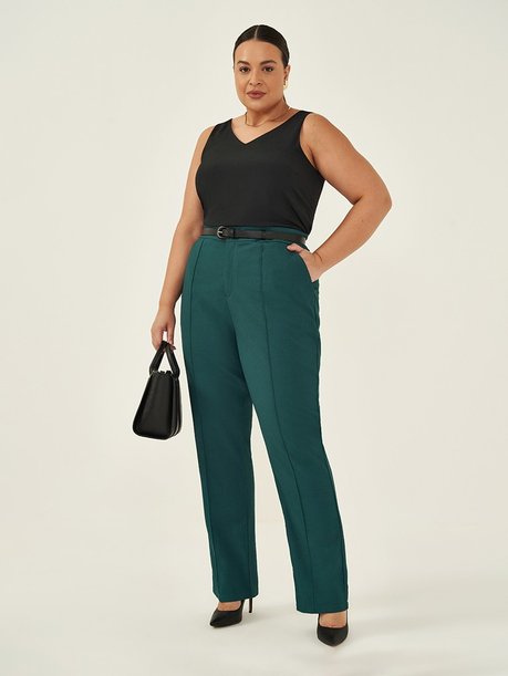 foto frente de longe plus blusa maddie calca margarida com cinto
